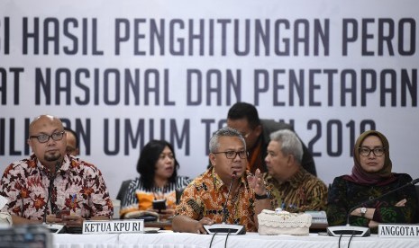 Ketua KPU Arief Budiman (tengah) bersama Komisioner KPU Ilham Saputra (kiri) dan Evi Novida Ginting Manik (kanan) memimpin Rapat Pleno Rekapitulasi Hasil Penghitungan dan Perolehan Suara Tingkat Nasional Dalam Negeri dan Penetapan Hasil Pemilu 2019 di Jakarta, Sabtu (18/5/2019).