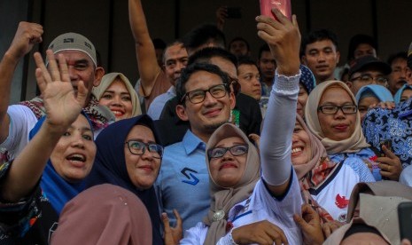 Calon Wakil Presiden no urut 02 Sandiaga Salahuddin Uno (tengah) foto bersama dengan relawan ketika berkunjung ke Pekanbaru, Riau, Sabtu (18/5/2019).