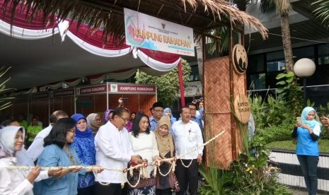 Menteri Koperasi dan UKM Puspayoga didampingi Penasihat Dharma Wanita Kementerian Koperasi dan UKM Bintang Puspayoga, Sekretaris Kemenkop dan UKM Rully Indrawan beserta jajaran Deputi membuka Kampung Ramadhan Kemenkop dan UKM di Jakarta, Senin (20/05). 