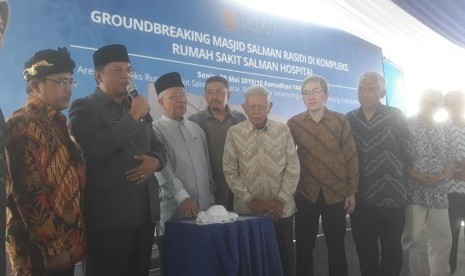 Yayasan Pembina Masjid (YPM) Salman ITB melakukan groundbreaking peletakan batu pertama masjid Salman Rasidi berkonsep bangunan Sunda di Soreang, Kabupaten Bandung, Senin (20/5).