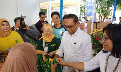 Sekretaris Jenderal Kementerian Perdagangan (Kemendag) Karyanto Suprih saat meninjau Pasar Sembako Murah, di Sawangan, Depok, Senin (20/5). 