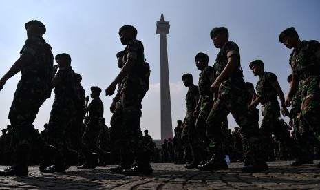 Siluet prajurit TNI berbaris seusai mengikuti apel pengamanan di Lapangan Monas, Jakarta, Senin (20/5/2019).