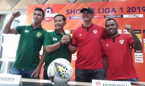 Pelatih Persebaya Surabaya Djadjang Nurdjaman (kedua kiri) dan Pelatih Kalteng Putra Gomes De Oliveira (kedua kanan) menggelar konferensi pers terkait kesiapan kedua tim menjelang laga lanjutan Shopee Liga 1 2019 di Stadion Gelora Bung Tomo, Selasa (21/5).