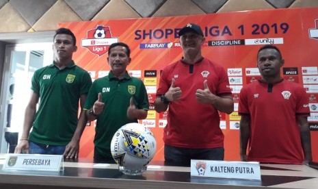 Pelatih Persebaya Surabaya Djadjang Nurdjaman (kedua kiri) dan Pelatih Kalteng Putra Gomes De Oliveira (kedua kanan) menggelar konferensi pers terkait kesiapan kedua tim menjelang laga lanjutan Shopee Liga 1 2019 di Stadion Gelora Bung Tomo, Selasa (21/5).