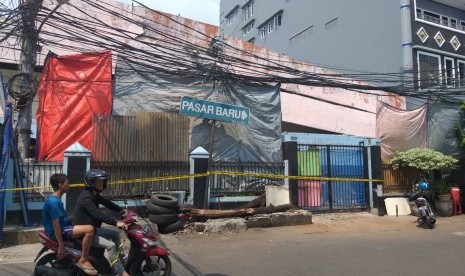 Suasana lokasi usai insiden reruntuhan bangunan menimpa warung makan ketika pembongkaran gedung SDN 11 Pasar Baru, Jakarta Pusat, Senin (20/5). 