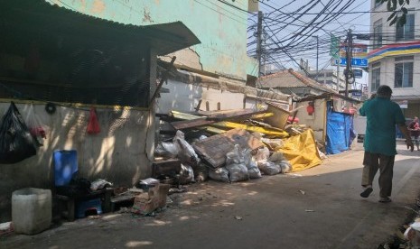 Suasana lokasi usai insiden reruntuhan bangunan menimpa warung makan ketika pembongkaran gedung SDN 11 Pasar Baru, Jakarta Pusat, Senin (20/5). 