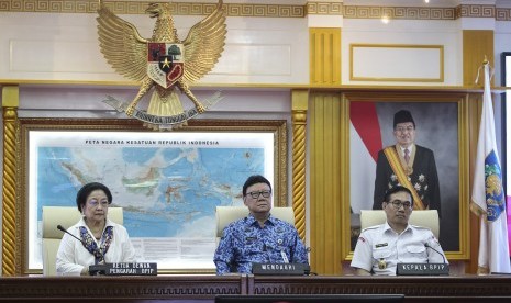 Menteri Dalam Negeri Tjahjo Kumolo (tengah) bersama Ketua Dewan Pengarah Badan Pembinaan Ideologi Pancasila (BPIP) Megawati Soekarnoputri (kiri) dan Pelaksana Tugas (Plt) Kepala BPIP Hariyono (kanan) mengikuti acara penandatanganan Nota Kesepahaman (MoU) Pelaksanaan Pembinaan Ideologi Pancasila di kantor Kemendagri, Jakarta, Senin (20/5/2019). 