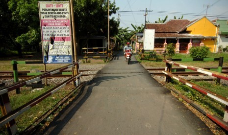 Pengendara melintas di perlintasan Kereta Api (KA) tanpa palang pintu di Desa Harjosari, Kabupaten Tegal, Jawa Tengah, Senin (20/5/2019).