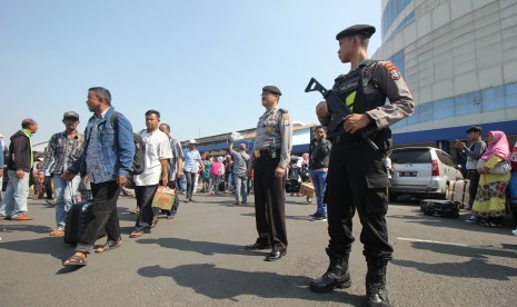 Polisi bersiaga di Gapura Surya Nusantara, Pelabuhan Tanjung Perak Surabaya, Jawa Timur, Senin (20/5/2019). 