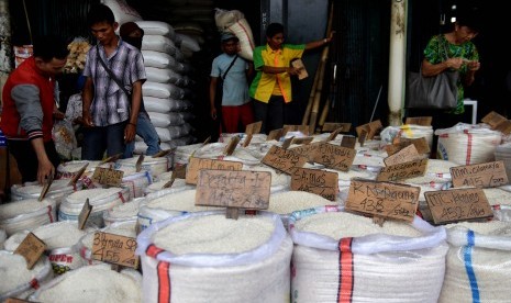 Sejumlah calon pembeli mengamati beras yang dijual di Pasar Induk Beras Cipinang, Jakarta, Senin (20/5/2019).