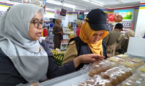 Sidak produk makanan di sejumlah toko. Ilustrasi.