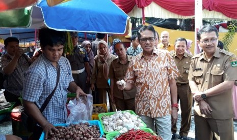 Gubernur Sumbar Irwan Prayitno saat memantau pasar murah di halaman Kantor Gubernur, Selasa (21/5)