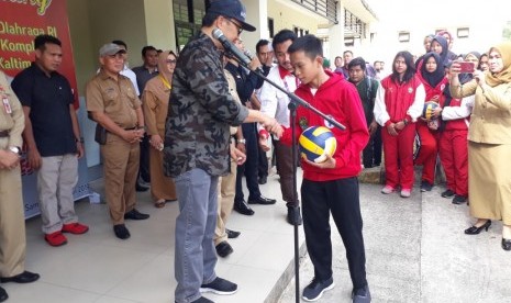 Menteri Pemuda dan Olahraga, Imam Nahrawi berfoto bersama pelajar Sekolah Khusus Olahragawan Internasional (SKOI), Samarinda, Kalimantan Timur, Selasa (21/5).  