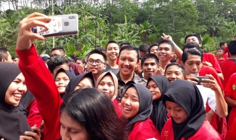 Menteri Pemuda dan Olahraga, Imam Nahrawi berfoto bersama pelajar Sekolah Khusus Olahragawan Internasional (SKOI), Samarinda, Kalimantan Timur, Selasa (21/5).