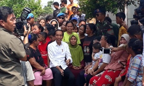 Presiden Joko Widodo (Jokowi) siang ini mengunjungi Kampung deret, RT. 14/01, Tanah Tinggi, Johar Baru,  Jakarta Pusat, Selasa (21/5). Saat tiba, Jokowi langsung disambut antusiasme warga. 