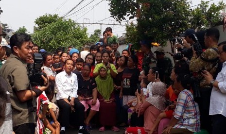 Presiden Joko Widodo (Jokowi) siang ini mengunjungi Kampung deret, RT. 14/01, Tanah Tinggi, Johar Baru,  Jakarta Pusat, Selasa (21/5). Saat tiba, Jokowi langsung disambut antusiasme warga. 