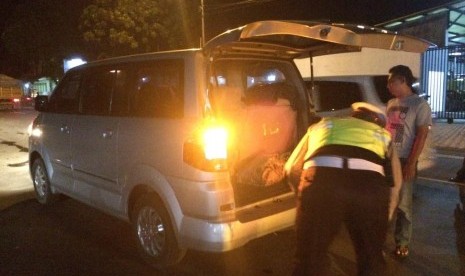 Polisi menggelar razia kendaraan yang mengarah ke Jakarta di Jalan Raya Rajapolah, Desa Jatihurip, Kecamatan Cisayong, Kabupaten Tasikmalaya, Senin (20/5) malam. Razia dilakukan untuk mengantisipasi barang bawaan masyarakat ke Jakarta menjelang aksi 22 Mei. 