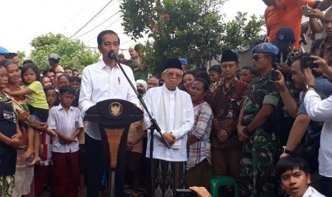 Calon presiden dan cawapres terpilih, Joko Widodo dan Ma'ruf Amin menyampaikan pidato kemenangannya di Kampung Deret, Johar Baru, Jakarta Pusat, Selasa (21/5). 