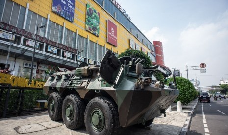 Kendaraan taktis dan tempur Anoa terparkir di kawasan LTC Glodok, Jakarta, Selasa (21/5/2019).