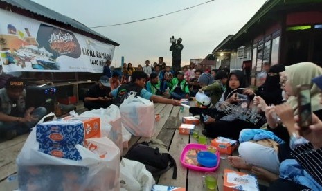 Kapal Ramadhan ACT Sumsel Singgah di Pulau Salah Nama. 85  paket Ramadhan dan 100 makanan siap santap dibagikan dalam perjalanan  tersebut.