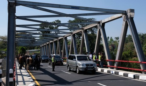 Sejumlah kendaraan melintas di jembatan Progo Baru saat peresmian di Kranggan, Temanggung, Jawa Tengah. Lampu jalan di Temanggung dipadamkan untuk tekan potensi penularan corona. Ilustrasi.