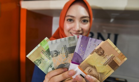 Sejumlah karyawan termasuk guru honorer meneriman subsidi gaji dari pemerintah, Foto Uang rupiah (ilustrasi) 