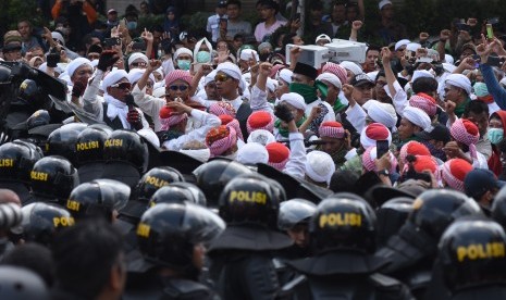 Demonstran menggelar aksi unjuk rasa di depan gedung Bawaslu, Jakarta, Rabu (22/5/2019).