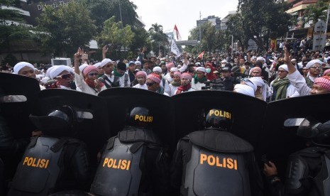 Demonstran menggelar aksi unjuk rasa di depan gedung Bawaslu, Jakarta, Rabu (22/5/2019).