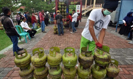 Petugas menata tabung elpiji ukuran tiga kilogram bersubsidi yang ditukarkan oleh warga dalam operasi pasar di Palu, Sulawesi Tengah, Rabu (22/5/2019).