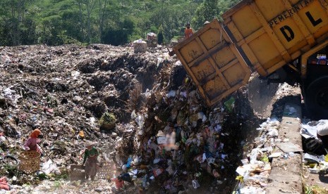 Sejumlah pemulung memilah sampah di Tempat Pembuangan Akhir (TPA) Sanggrahan, Kranggan, Temanggung, Jawa Tengah Rabu (22/5/2019). 