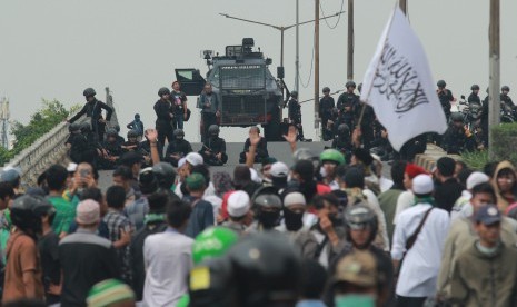 Anggota Brimob memblokade massa yang berkumpul di atas jalan layang Slipi Jaya, Jakarta, Rabu (22/5/2019).