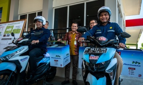 Dirjen Migas Kementrian ESDM Djoko Siswanto (kanan) dampingi GM PT Pertamina MOR IV Jateng-DIY Iin Febrian (tengah) mencoba kendaraan Armada Motorist BBM saat meninjau sejumlah Sarana Fasilitas Pengisian BBM Tol Trans Jawa di Rest Area Semarang-Solo KM 429, Ungaran, Kabupaten Semarang, Jawa Tengah, Rabu (22/5/2019). 