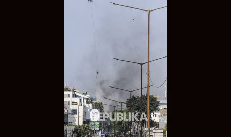 Helikopter menyiramkan air untuk memadamkan ban yang dibakar oleh massa saat kerusuhan di Jalan Slipi 1, Slipi, Jakarta, Rabu (22/5/2019).