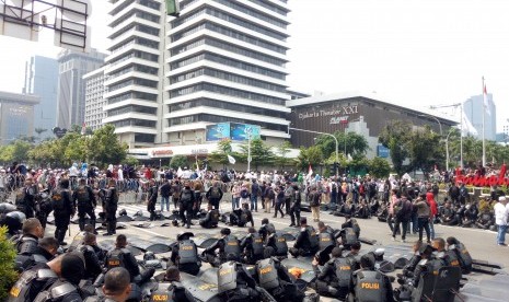 Situasi unjuk rasa di depan Bawaslu, Jakarta Pusat, Rabu (22/5).