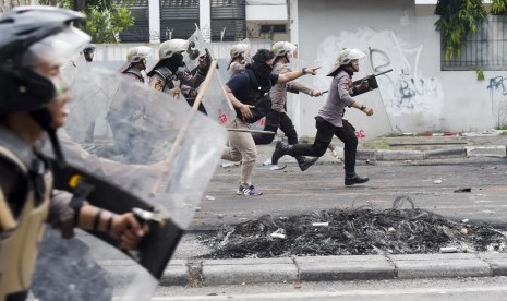 Suasana bentrokan antara petugas kepolisian dengan massa aksi di kawasan Tanah Abang, Jakarta, Rabu (22/5/2019). 