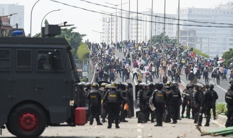 Suasana bentrokan antara petugas kepolisian dengan massa aksi di kawasan Tanah Abang, Jakarta, Rabu (22/5/2019).