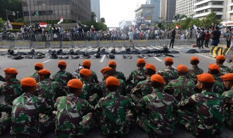 Sejumlah personel Paskhas TNI AU berjaga di depan para pengunjuk rasa yang menolak hasil keputusan KPU pada Pilpres 2019 di Gedung Bawaslu, Jalan MH. Thamrin, Jakarta, Rabu (22/5/2019). 