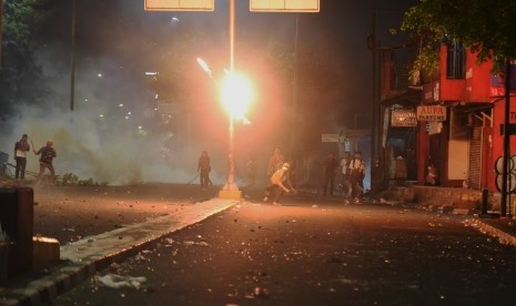 Sejumlah massa melempar bom molotov ke arah petugas kepolisian saat terjadi bentrokan Aksi 22 Mei  (ilustrasi)