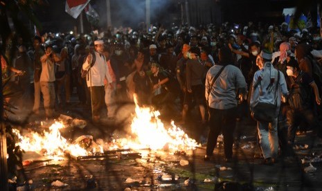 Demonstran terlibat kericuhan saat menggelar Aksi 22 Mei di depan gedung Bawaslu, Jakarta.