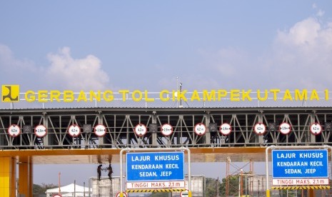 Gerbang Tol (GT) Cikampek Utama di Cikampek, Karawang, Jawa Barat.