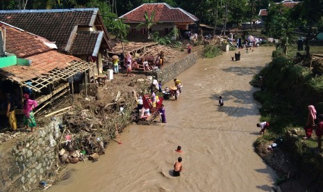 Sejumlah warga membersihkan peralatan rumah tangga setelah rumah mereka terendam banjir bandang di Sungai Cibeurih, Kampung Margaluyu, Sajira, Lebak, Banten, Kamis (23/5/2019).