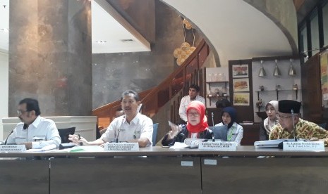 Direktur Jenderal Pelayanan Kesehatan Kemenkes Bambang Wibowo (dua dari  kiri) dan Kepala Dinas Kesehatan DKI Jakarta Widyastuti (berhijab merah)  berbicara di forum di Kemenkes, di Jakarta, Kamis (23/5).