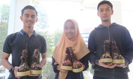 Mahasiswa Universitas Muhammadiyah Malang (UMM) menciptakan sepatu 4 in 1. Produk bernama Setiawan Mungil (Sepatu Batik Four in One Multifungsi)  ini akan mengikuti Program Kreativitas Mahasiswa – Kewirausahaan (PKM-K)  Ristekdikti Tahun 2019. 