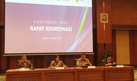 Konferensi pers hasil rapat koordinasi Komite Stabilitas Sistem Keuangan (KSSK) di Kantor Kementerian Keuangan, Kamis (23/5). Turut hadir  (kiri-kanan) Ketua Dewan Komisioner Otoritas Jasa Keuangan Wimboh Santoso, Menteri Keuangan Sri Mulyani, Gubernur Bank Indonesia Perry Warjiyo dan Anggota Dewan Komisioner Lembaga Penjamin Simpanan (LPS) Destry Damayanti. 