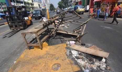 Warga melintas di wilayah terdampak kerusuhan Aksi 22 Mei di kawasan Tanah Abang, Jakarta, Kamis (23/5/2019). 