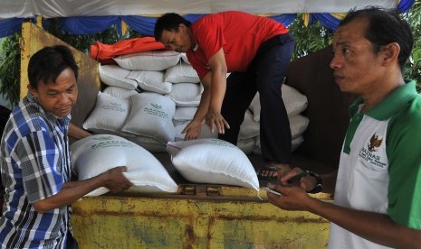 Petugas BAZNAS (Badan Amil Zakat Nasional) menurunkan karung beras saat penyerahan santunan untuk anak yatim di Serang, Banten, Kamis (23/5/2019). ANTARA