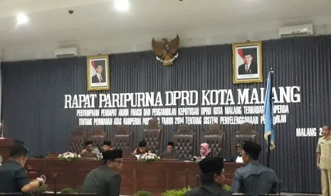 Pemerintah Kota (Pemkot) Malang dan anggota DPRD melaksanakan rapat  paripurna penyampaian pendapat akhir fraksi dan pengambilan keputusan DPRD  Kota Malang terhadap Ranperda tentang perubahan atas Ranperda Nomor 3 Tahun  2014 tentang sistem penyelnggaraan pendidikan di Gedung DPRD Kota Malang,  Jumat (24/5).