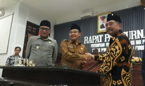 Pemerintah Kota (Pemkot) Malang dan anggota DPRD melaksanakan rapat  paripurna penyampaian pendapat akhir fraksi dan pengambilan keputusan DPRD  Kota Malang terhadap Ranperda tentang perubahan atas Ranperda Nomor 3 Tahun  2014 tentang sistem penyelnggaraan pendidikan di Gedung DPRD Kota Malang,  Jumat (24/5).