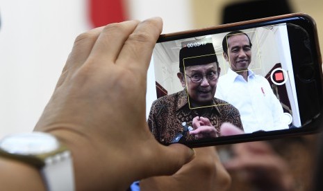 Jurnalis merekam keterangan Presiden Joko Widodo (kanan) dan Presiden ketiga RI BJ Habibie (kiri) usai pertemuan tertutup di Istana Merdeka, beberapa waktu lalu.