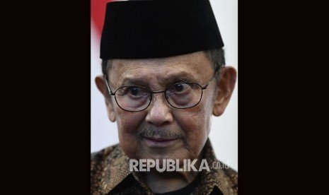 Presiden ketiga RI BJ Habibie memberikan keterangan pers usai melakukan pertemuan tertutup dengan Presiden Joko Widodo di Istana Merdeka, Jakarta, Jumat (24/5/2019). 